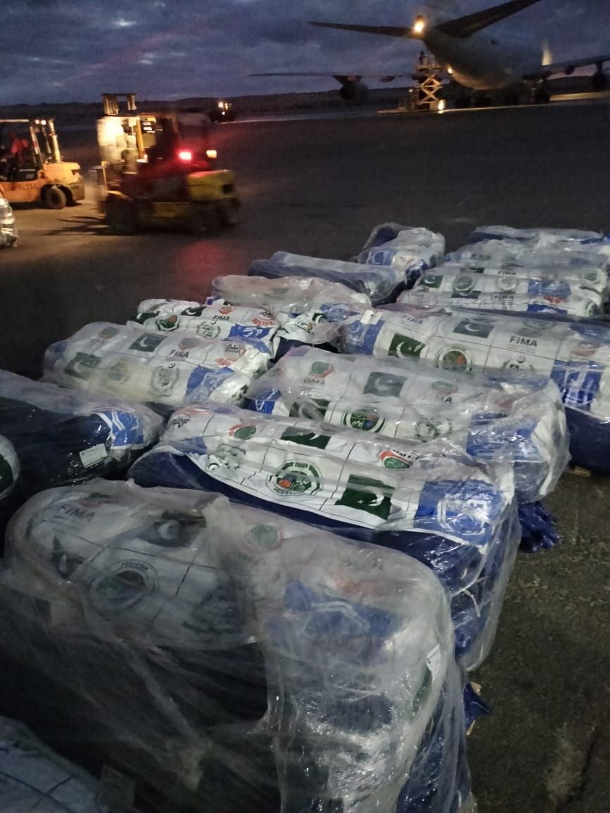 وصول الشحنة الإغاثية الـ25 من باكستان لغزة إلى مطار العريش الدولي.. صور