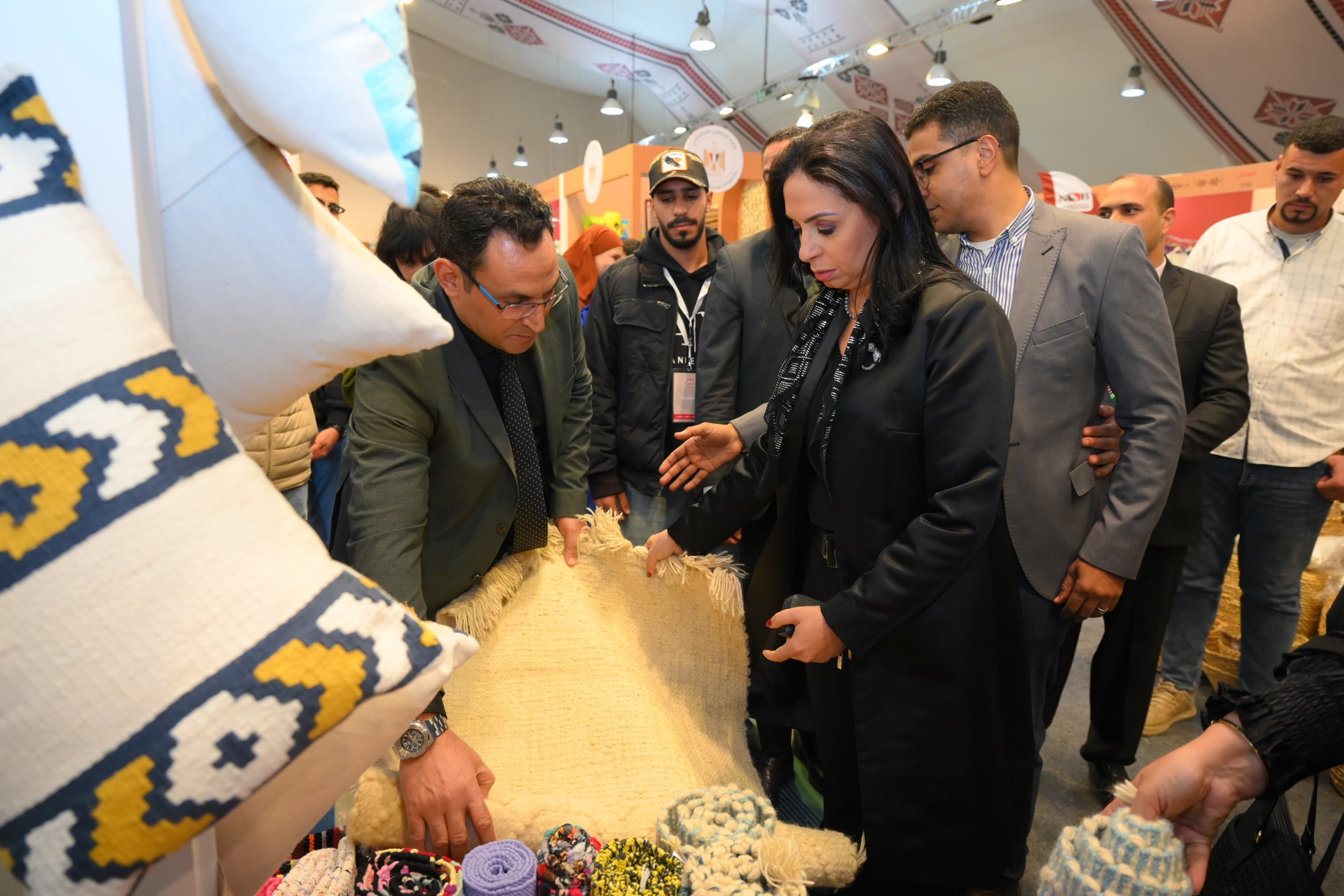 وزيرة التضامن تتفقد معرض ديارنا للحرف اليدوية والتراثية بالقاهرة الجديدة