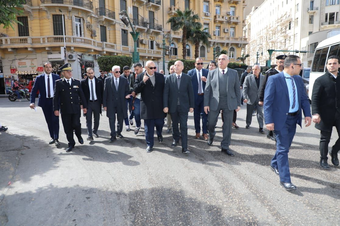 محافظ القاهرة يتفقد أعمال تطوير وسط البلد.. صور