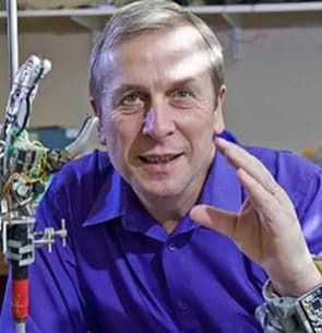 تكنولوجيا: إنسان بقدرات خارقة.. قصة عالم زرع أجزاء روبوتية بجسمه "صور"