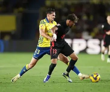 صورة.. يامال يسخر من حكم مباراة لاس بالماس