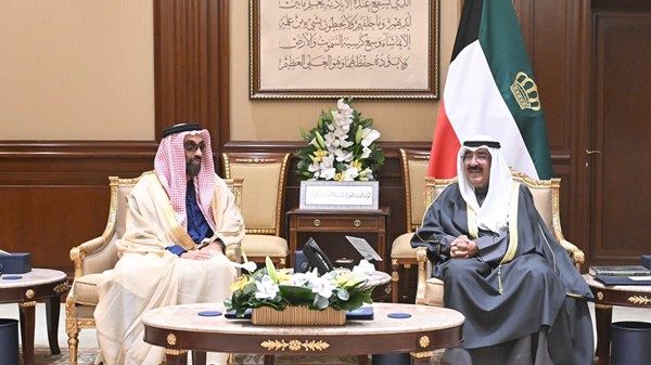 طحنون بن زايد: نقلت تحيات رئيس الدولة إلى أخيه أمير الكويت