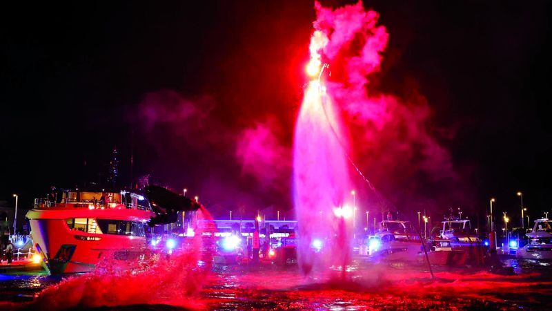 الامارات | الملا والمرزوقي بطلا العرض الليلي للدرّاجات المائية