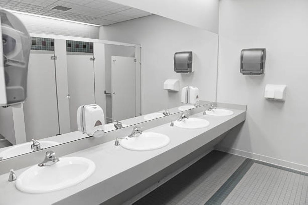 النظافة والتعقيم المستمر..  أبرز متطلبات تشغيل وصيانة دورات المياه العامة