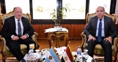 وزير الطيران يلتقي سفير الأرجنتين لبحث التعاون المشترك في مجال النقل الجوي