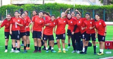بعثة منتخب الكرة النسائية تصل القاهرة وتتوجه للإسماعيلية لخوض مباراة رواندا