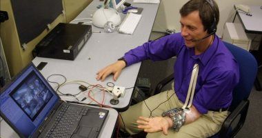 تكنولوجيا: إنسان بقدرات خارقة.. قصة عالم زرع أجزاء روبوتية بجسمه "صور"