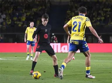 نشر محادثة الحكام بشأن اللقطة الجدلية في مباراة برشلونة ولاس بالماس