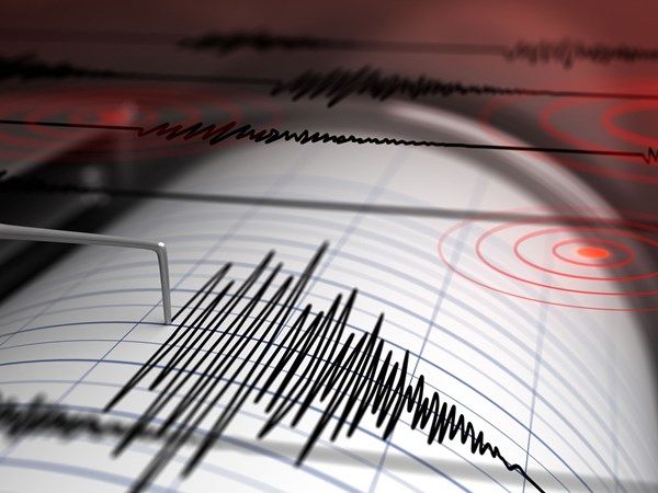 هزة أرضية بقوة 4.9 درجة تضرب جزيرة" إنجانو" بإندونيسيا
