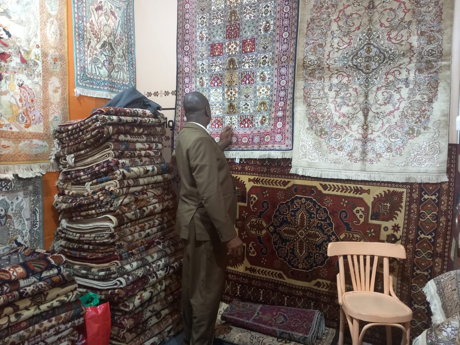 سفير جمهورية الكونغو الديمقراطية بالقاهرة يزور معرض ديارنا للحرف اليدوية