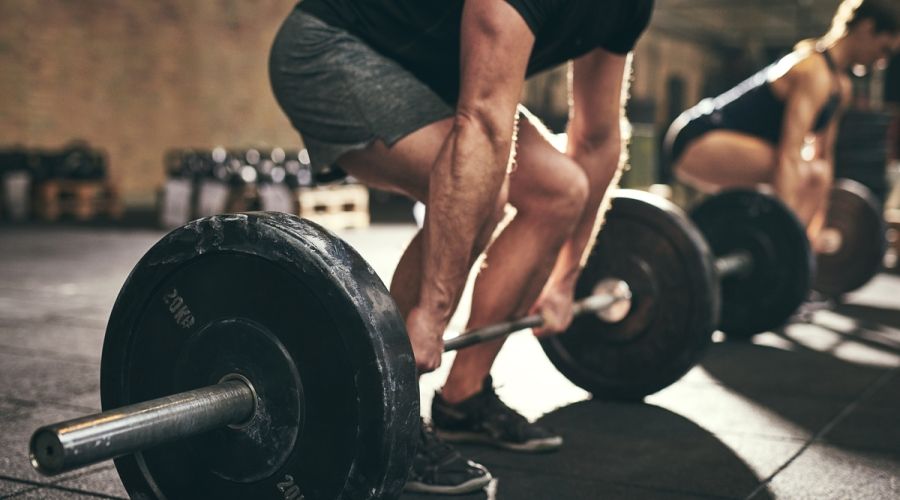 وفاة لاعبة رفع أثقال هندية بعد سقوط 600 رطل حديد على رقبتها أثناء التمرين "فيديو"