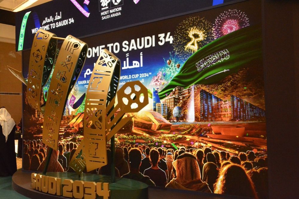 ضيوف منتدى الإعلام يطلعون على المقتنيات الأثرية في "مكان التاريخ"