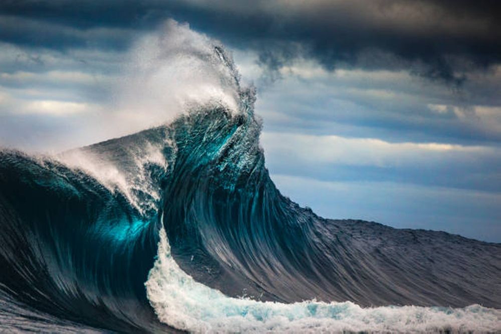 تصل إلى 3 أمتار.. ارتفاع الأمواج على الأجزاء الساحلية من 3 مناطق