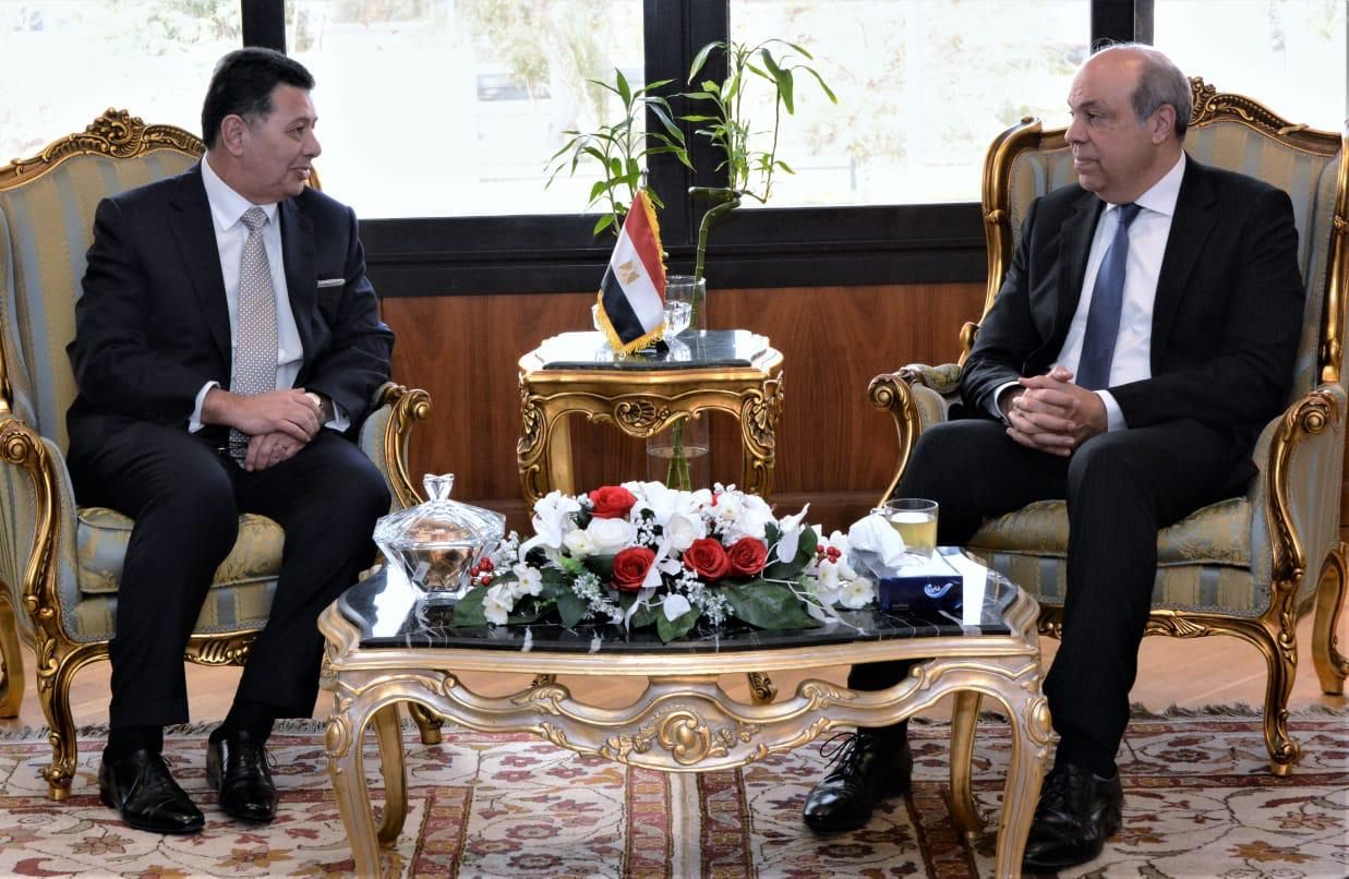 وزير الطيران يجتمع مع كبرى الشركات العالمية المتخصصة فى إدارة وتشغيل المطارات