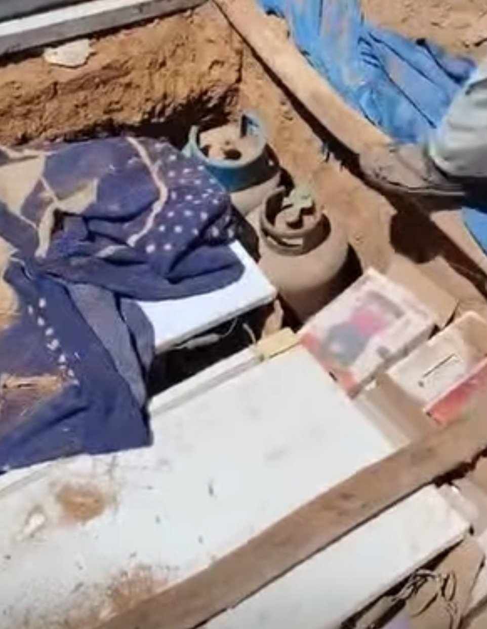 شاهد بالصورة والفيديو.. سودانيون يعود لمنازلهم التي نزحوا عنها خلال الحرب ويقومون بنبش الأرض لإستخراج أغراضهم وأجهزتهم الكهربائية بما فيها “الثلاجة” التي قاموا بدفنها خوفاً عليها من “الشفشفة”