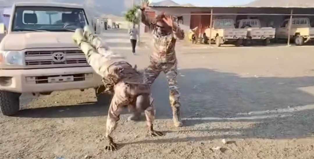 شاهد بالصورة والفيديو.. على طريقتهم الخاصة.. جنود “الهجانة” يحتفلون بانتصارات الجيش من داخل معقلهم بعروس الرمال