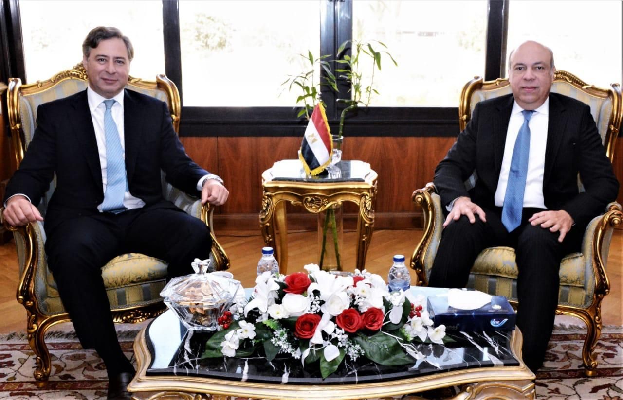 وزير الطيران يجتمع مع كبرى الشركات العالمية المتخصصة فى إدارة وتشغيل المطارات