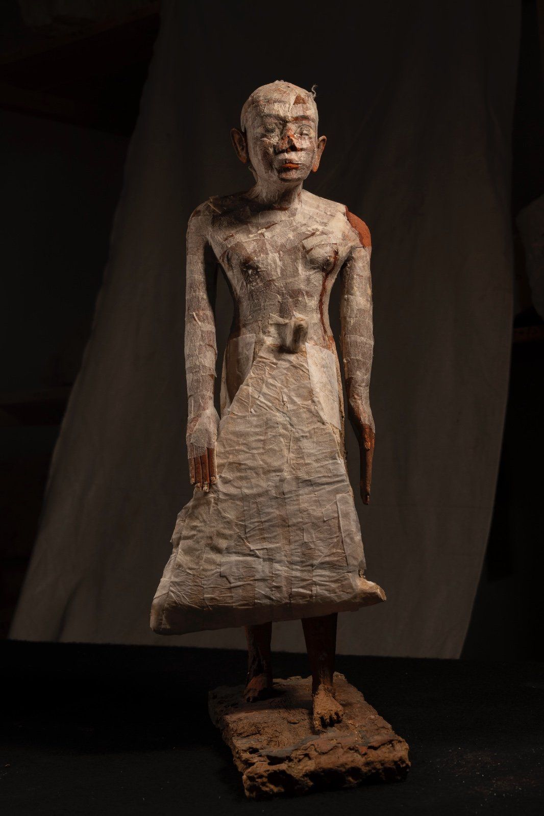 زاهي حواس يصدر تقريرًا وبيانًا حول تكسيره تمثالًا أثريًا بسقارة: أكاذيب