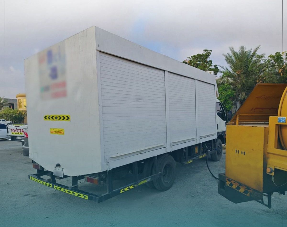 الامارات | ضبط صهريج مخالف يزود مركبة بوقود في منطقة سكنية بالفجيرة