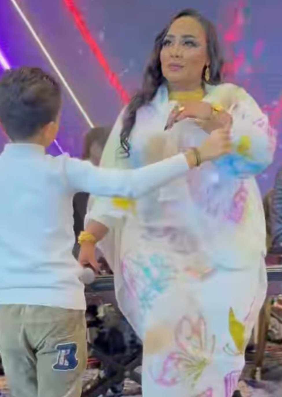 شاهد بالصورة والفيديو.. طفل سوداني يفاجئ الفنانة هدى عربي ويقتحم المسرح الذي كانت تغني فيه بالقاهرة والسلطانة تتجاوب معه بالرقصات والضحكات