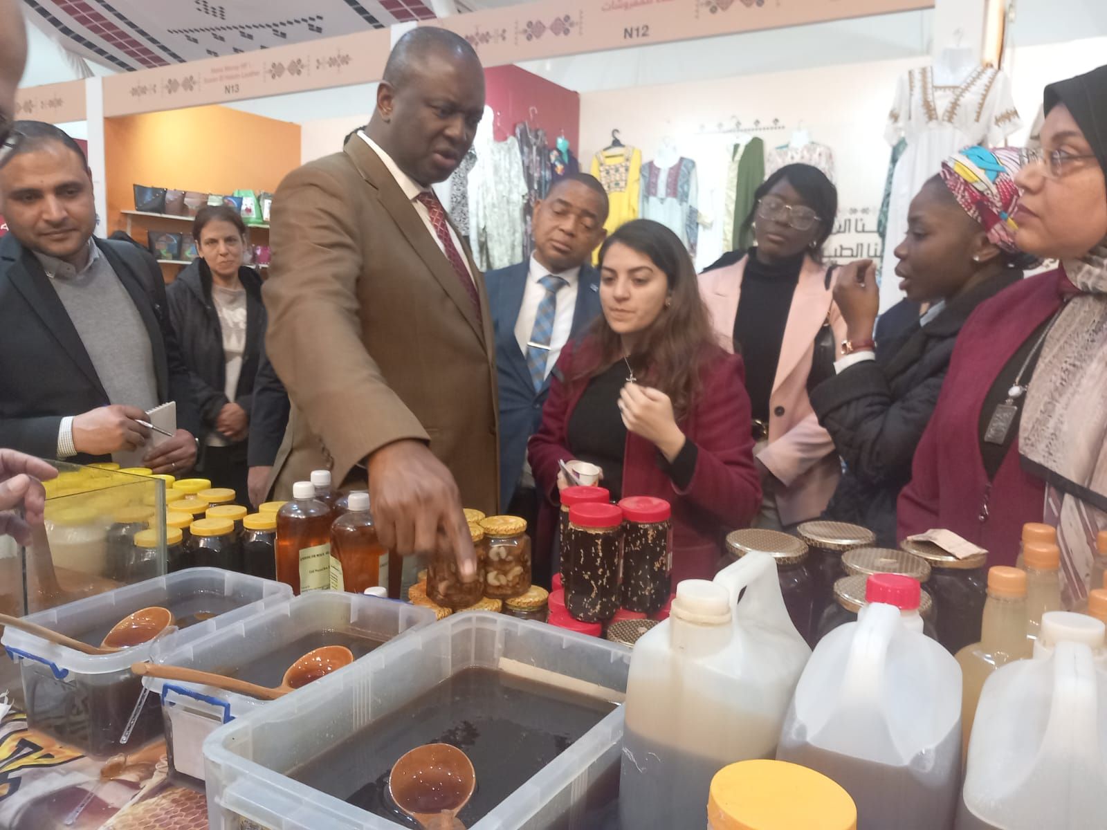 سفير جمهورية الكونغو الديمقراطية بالقاهرة يزور معرض ديارنا للحرف اليدوية