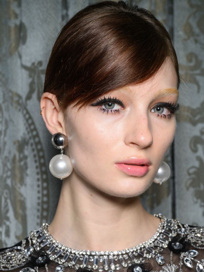 7 صيحات مكياج لافتة أطلقها أسبوع الموضة في لندن لخريف وشتاء 2025-2026