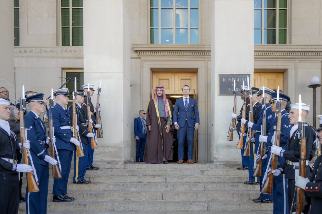 اجتماع موسع بين وزيري الدفاع السعودي والأمريكي