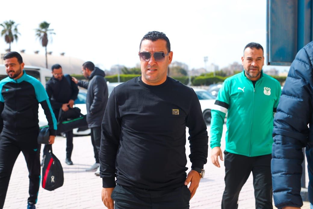 أنيس بوجلبان يصل استاد الكلية الحربية استعدادا لقيادة المران الأول مع المصرى