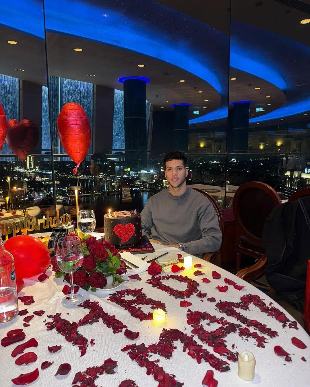 إمام عاشور ينشر صور احتفاله بعيد ميلاده الـ27.. صور