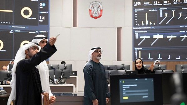 خالد بن محمد بن زايد يطَّلع على منظومة مركز قيادة العمليات الطبية الموحّدة في أبوظبي