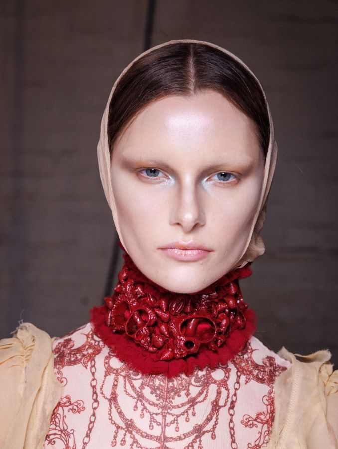 7 صيحات مكياج لافتة أطلقها أسبوع الموضة في لندن لخريف وشتاء 2025-2026