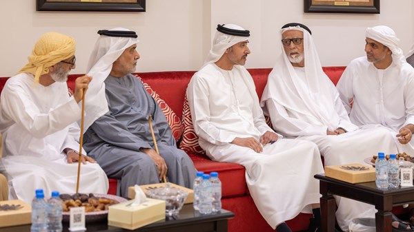 هزاع بن زايد يُقدِّم واجب العزاء في وفاة محمد فهد علي الشامسي