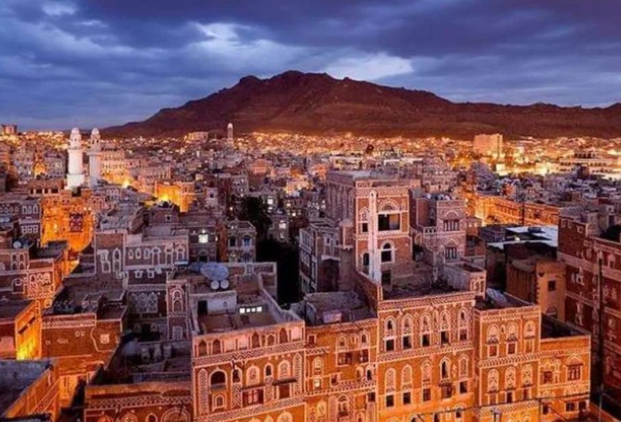 في حادثة مفاجأة...مسجد في صنعاء يبث من مإذنته اشهر اغاني السنيدار ومصدر يكشف المتسبب"فيديو"