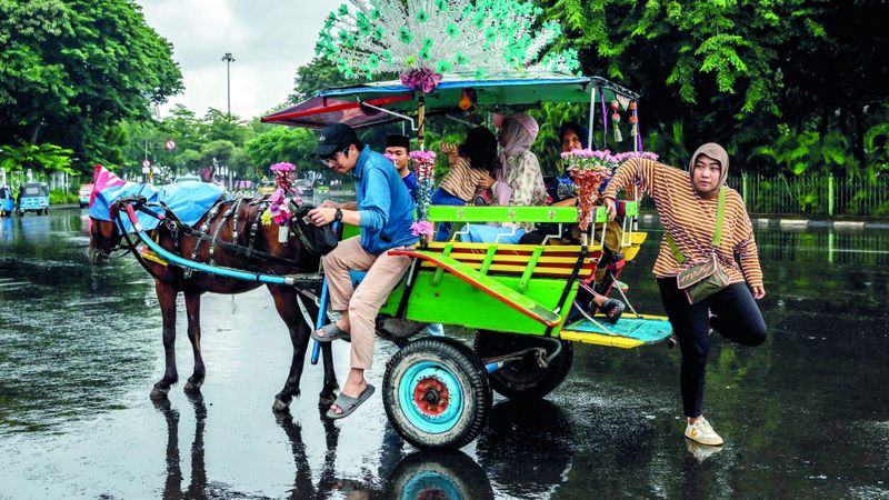 الامارات | آخر خيول عربات جاكرتا السياحية تعيش مأساة        