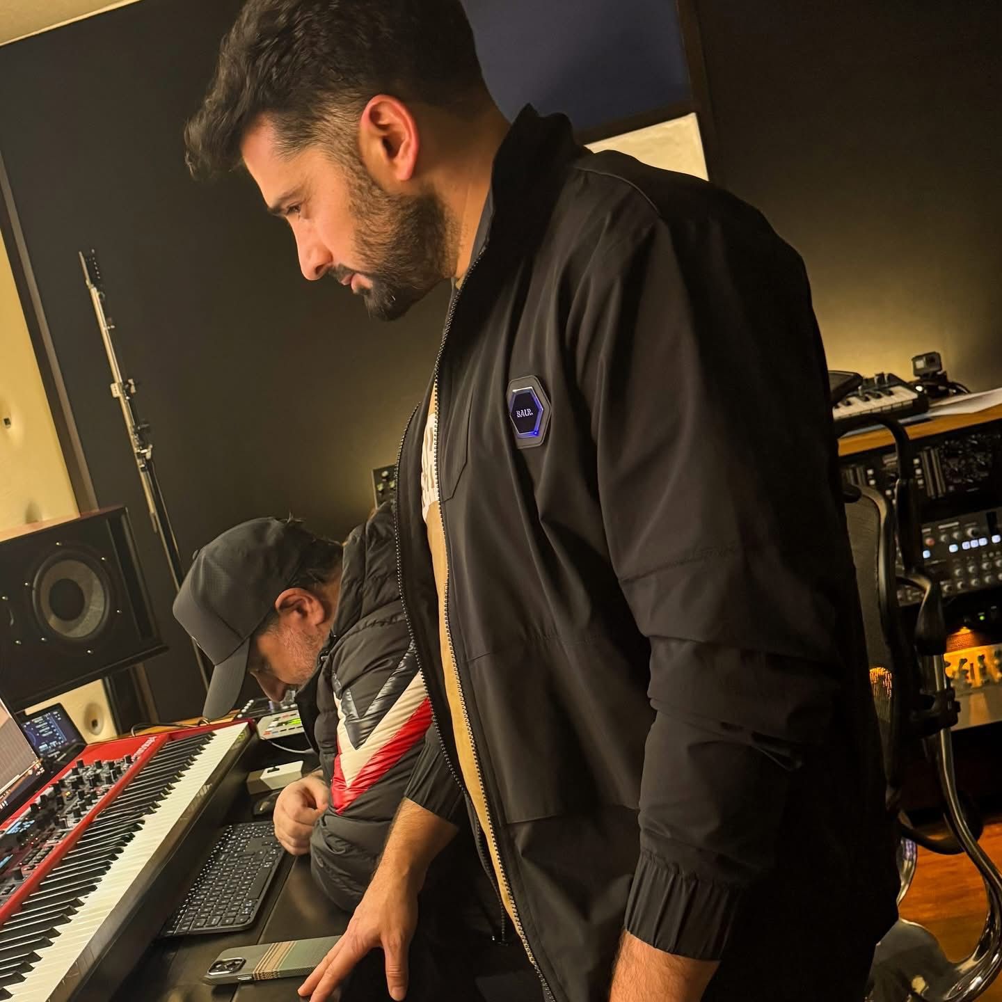 شاهد ملحم زين من كواليس تسجيل أحدث أغنياته مع رامى شلهوب