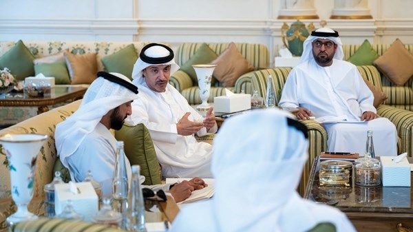 هزاع بن زايد يستقبل وفداً من المؤسسة الاتحادية للشباب ومجلس العين للشباب