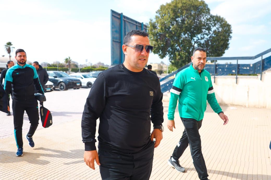 أنيس بوجلبان يصل استاد الكلية الحربية استعدادا لقيادة المران الأول مع المصرى