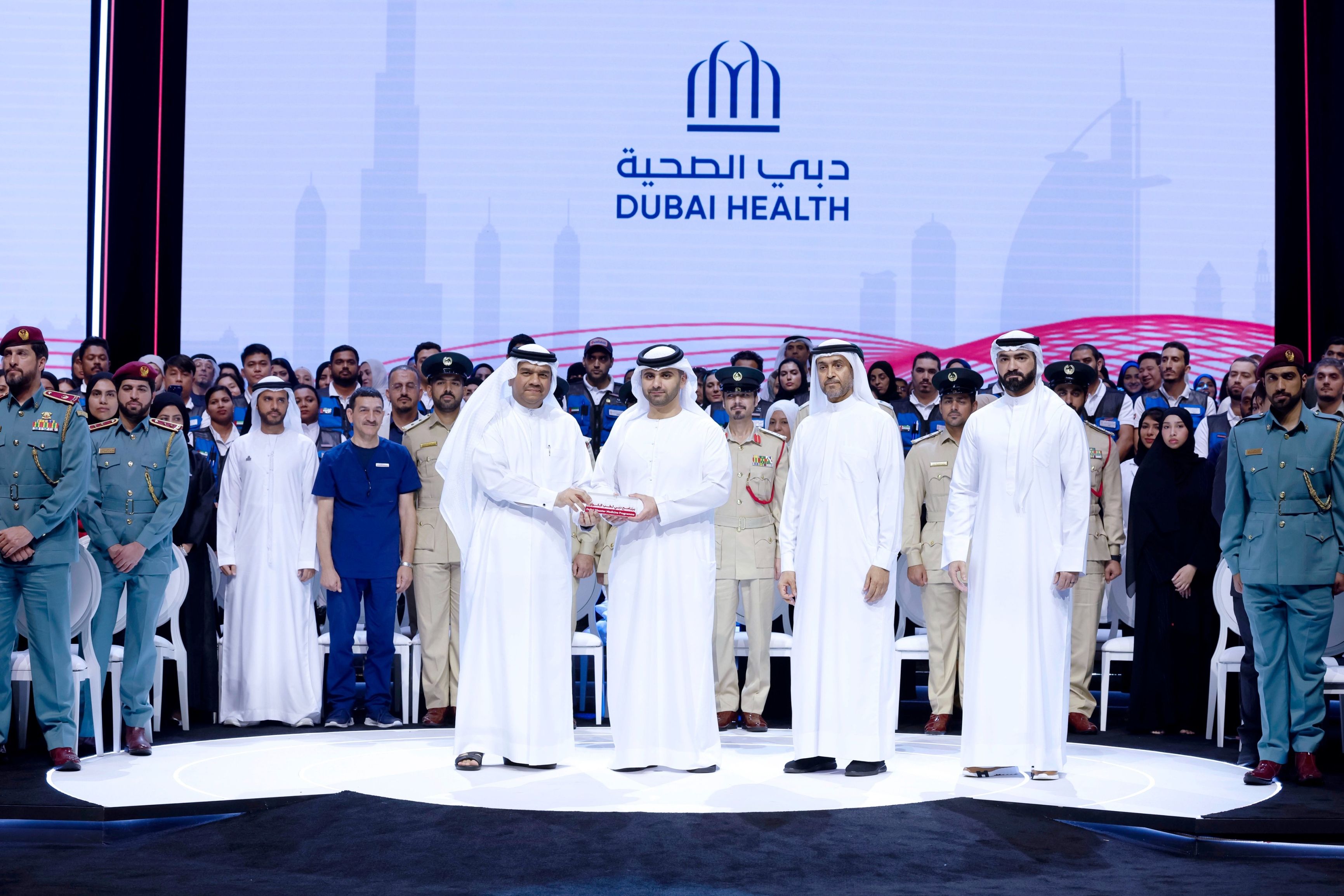 الامارات | منصور بن محمد يشهد حفل تخريج الدفعة الأولى من "برنامج دبي لطب الكوارث"