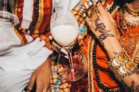 شاهد بالفيديو.. عريس سوداني يباغت عروسته الأجنبية و”يبخها” بالحليب وسط ذهولها وردة فعلها تفاجئ الجميع