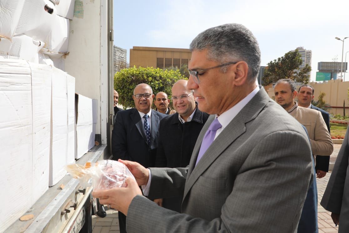 محافظ الجيزة يشهد تسلم 5 أطنان لحوم صكوك الإطعام لتوزيعها على الأولى بالرعاية
