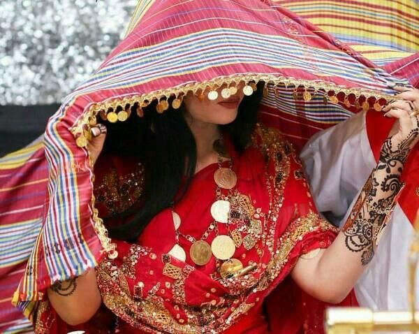 شاهد بالفيديو.. بأزياء مثيرة للجدل مودل سودانية حسناء تشعل مواقع التواصل باستعراضها “جرتق” العروس بطريقة حديثة والجنس اللطيف يسخر: (عاد تمام واقضوا على أمثالها قبل أن يتكاثروا)