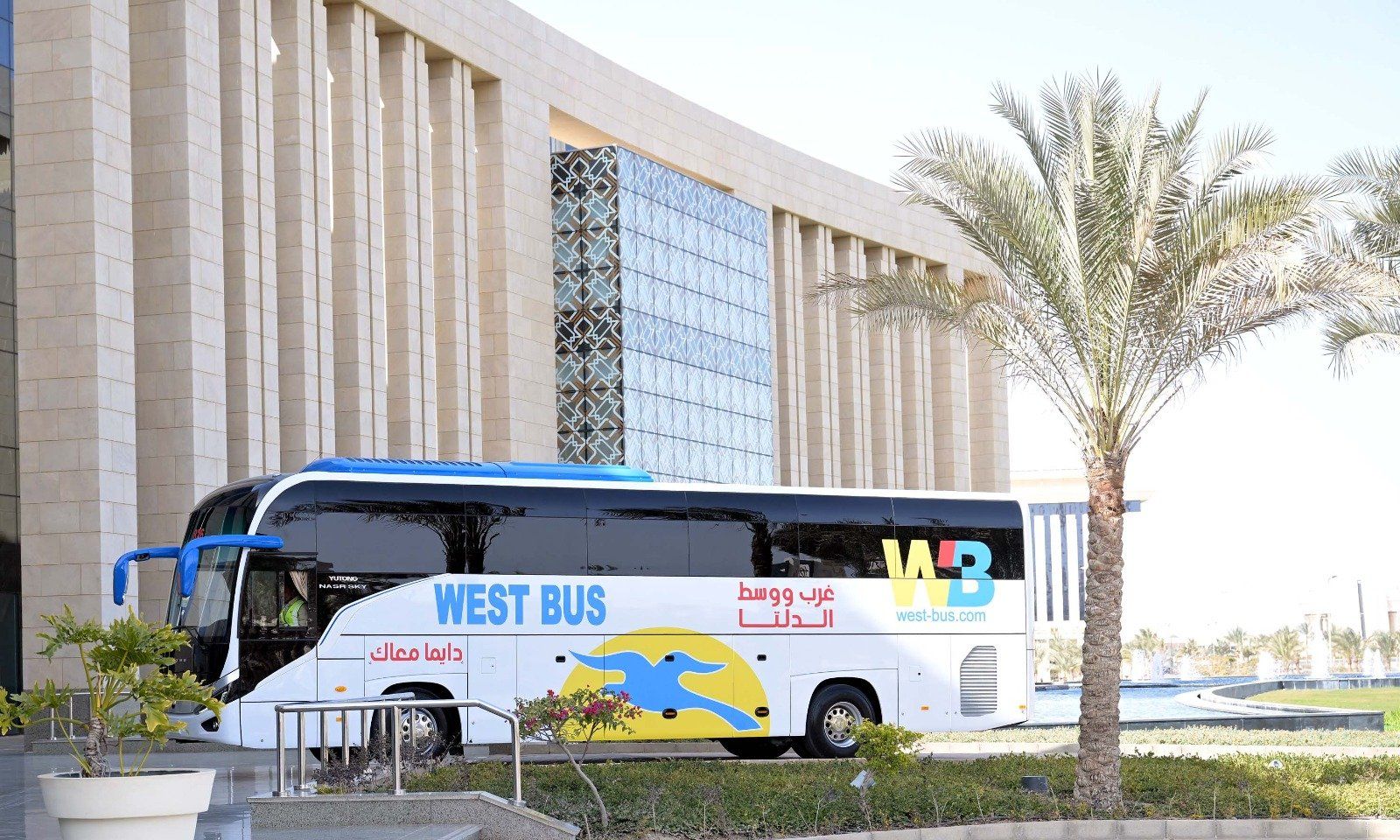 رئيس الوزراء يتفقد نموذجا لأتوبيس سياحى من إنتاج شركة النصر للسيارات