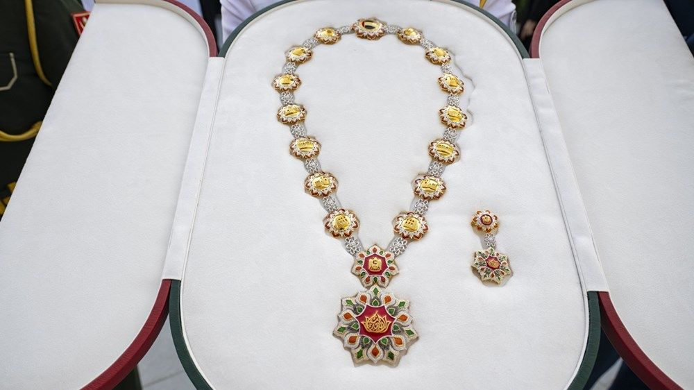 رئيس الدولة يقلِّد حمدان بن زايد «وسام أم الإمارات» ويكرِّم الفائزين بالدورة السابعة من برنامج الشيخة فاطمة للتميز والذكاء المجتمعي