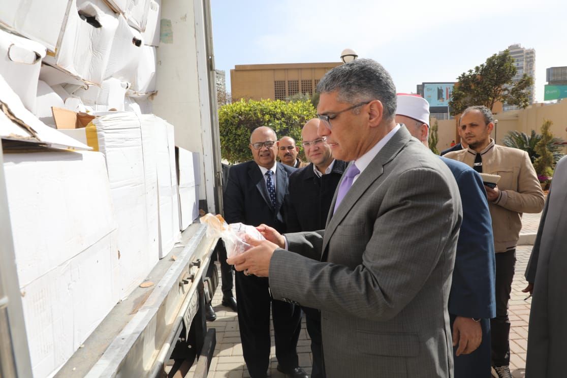 محافظ الجيزة يشهد تسلم 5 أطنان لحوم صكوك الإطعام لتوزيعها على الأولى بالرعاية