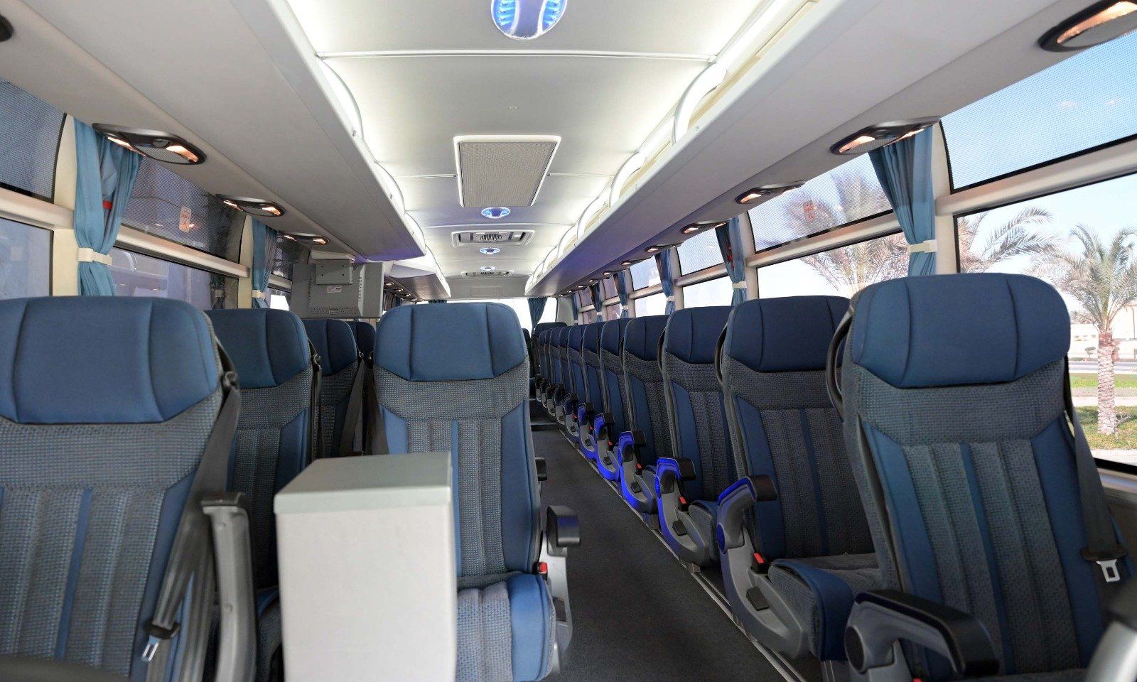 رئيس الوزراء يتفقد نموذجا لأتوبيس سياحى من إنتاج شركة النصر للسيارات