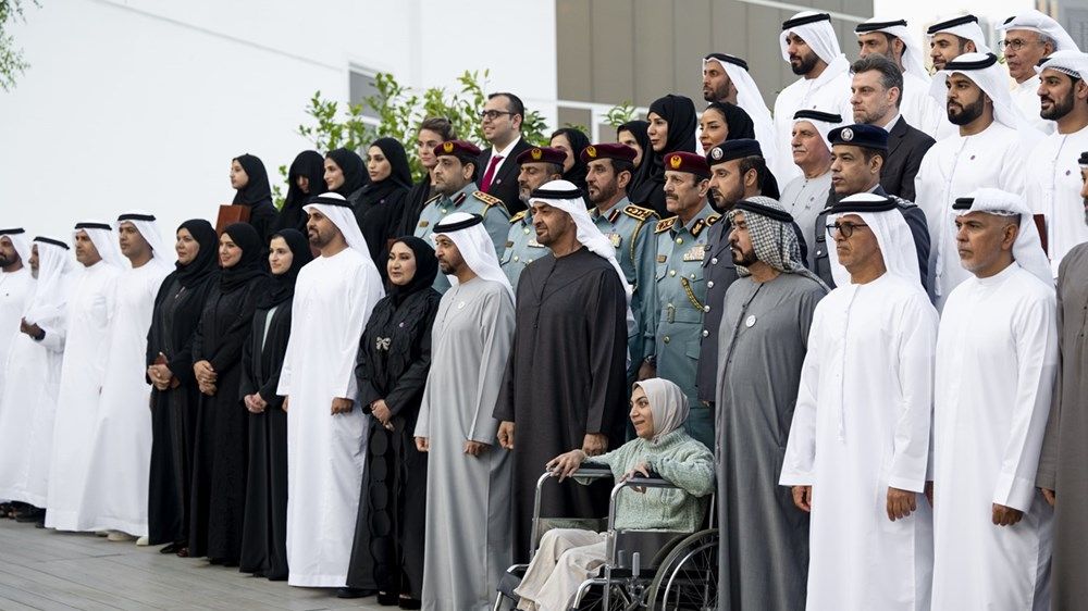 رئيس الدولة يقلِّد حمدان بن زايد «وسام أم الإمارات» ويكرِّم الفائزين بالدورة السابعة من برنامج الشيخة فاطمة للتميز والذكاء المجتمعي