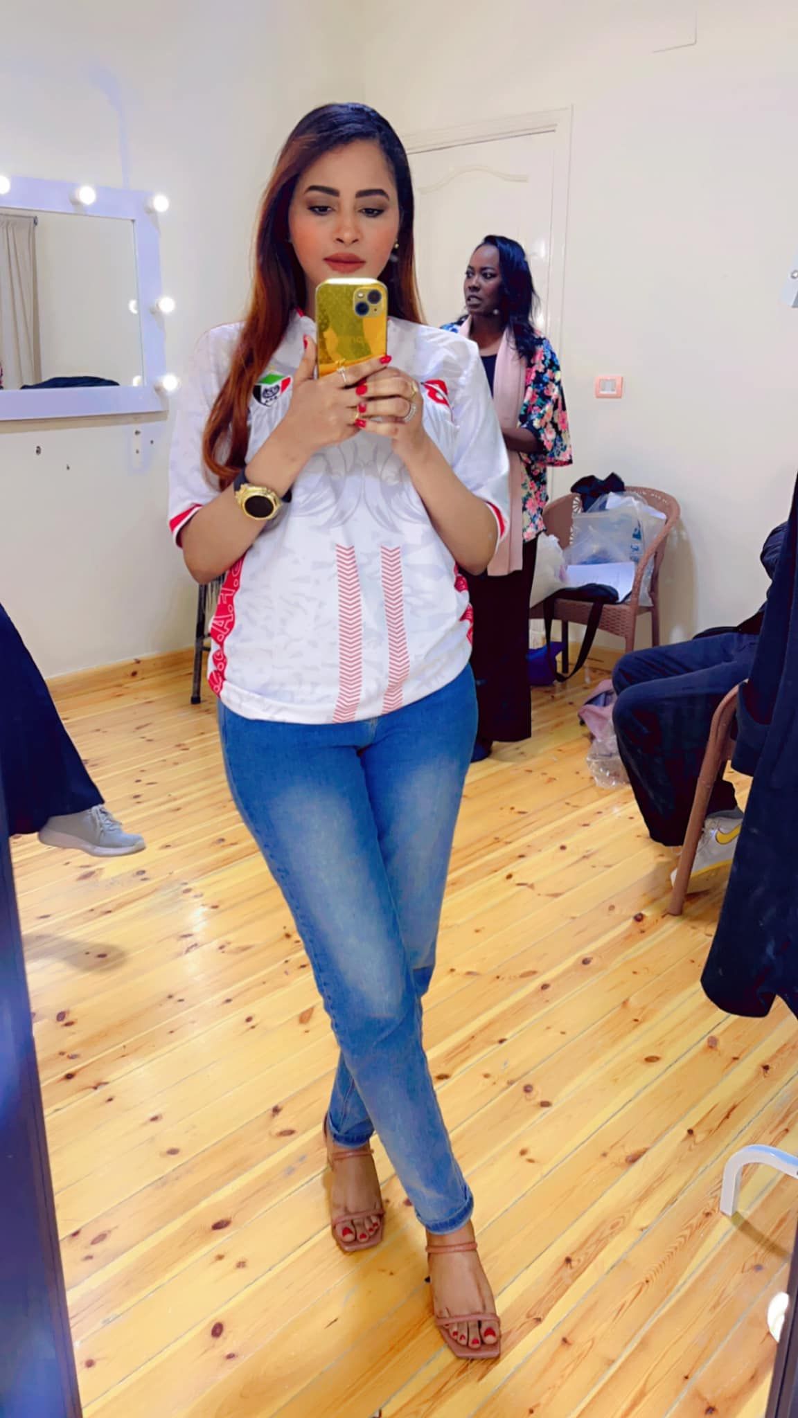 شاهد بالصور.. مشجعة الهلال السوداني الحسناء تخطف الأضواء بــ(تشيرت) صقور الجديان