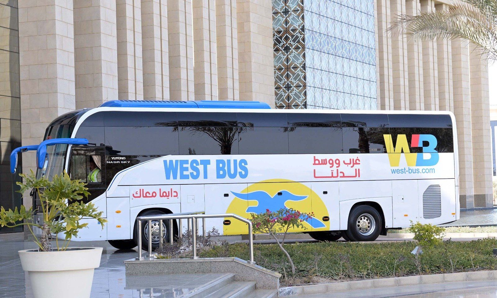 رئيس الوزراء يتفقد نموذجا لأتوبيس سياحى من إنتاج شركة النصر للسيارات