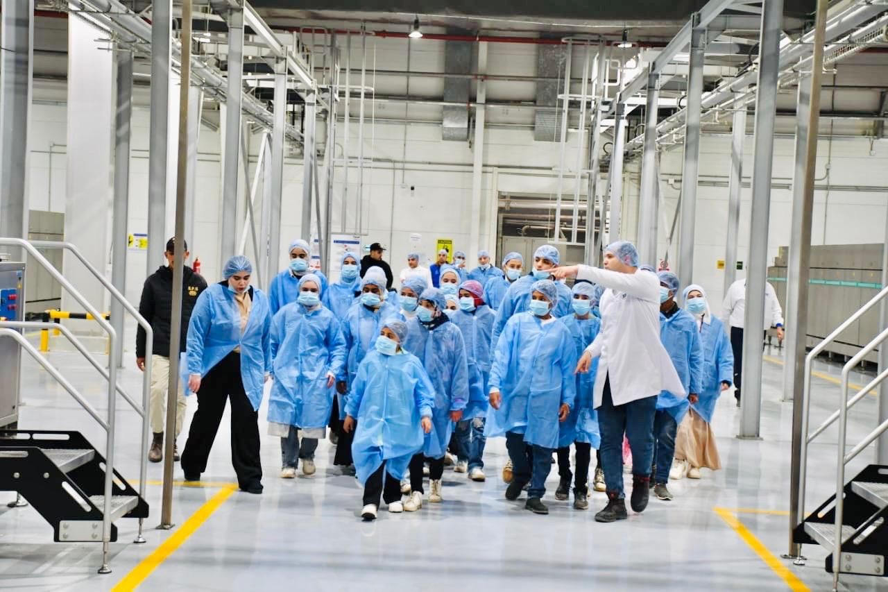 القوات المسلحة تنظم زيارة عدد من الأيتام للأكاديمية العسكرية وشركة سايلو فودز