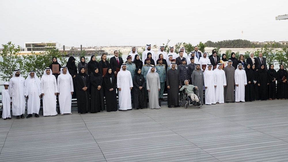 رئيس الدولة يقلِّد حمدان بن زايد «وسام أم الإمارات» ويكرِّم الفائزين بالدورة السابعة من برنامج الشيخة فاطمة للتميز والذكاء المجتمعي